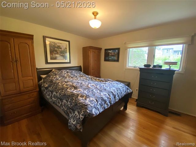 316 Paragon Drive, Troy, MI 48098