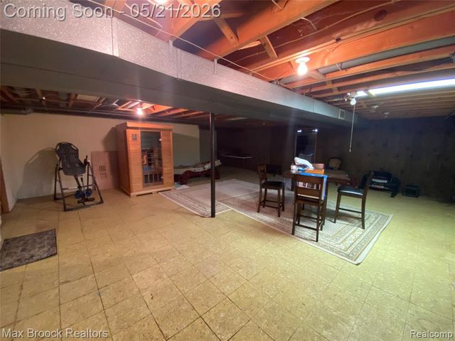 316 Paragon Drive, Troy, MI 48098