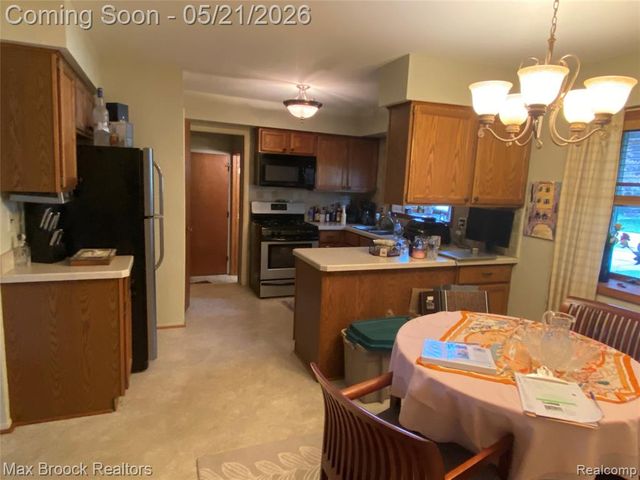 316 Paragon Drive, Troy, MI 48098