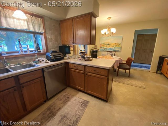 316 Paragon Drive, Troy, MI 48098