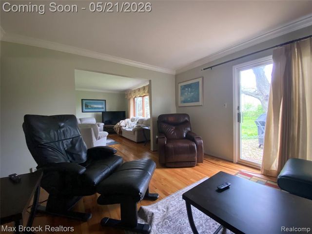 316 Paragon Drive, Troy, MI 48098
