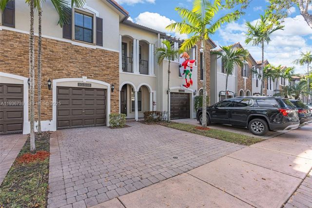 10318 NW 30th Ter, Doral, FL 33172