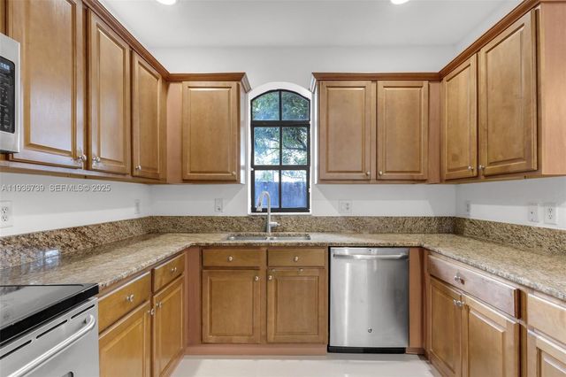 10318 NW 30th Ter, Doral, FL 33172