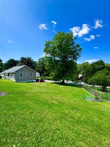 35 Willow Road, Beacon, NY 12508