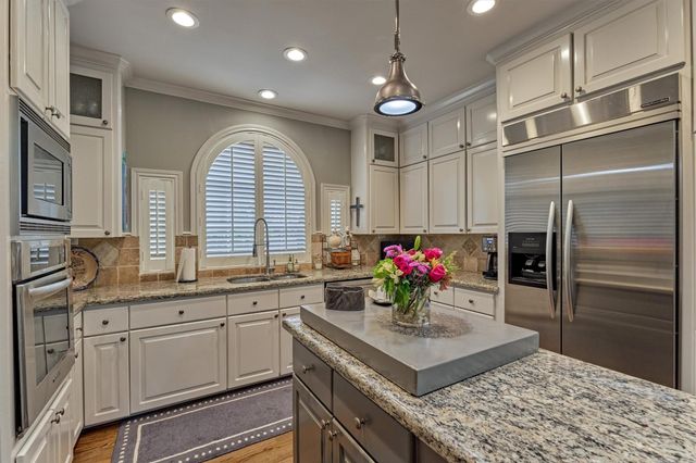 72 Village Hill Drive Drive, Conroe, TX 77304