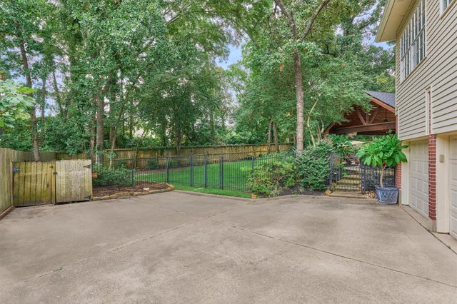 72 Village Hill Drive Drive, Conroe, TX 77304