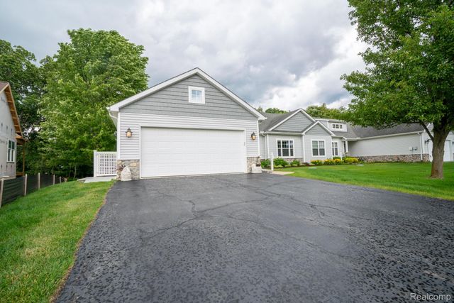 5653 Trail Side Lane 9, Hamburg Township, MI 48189