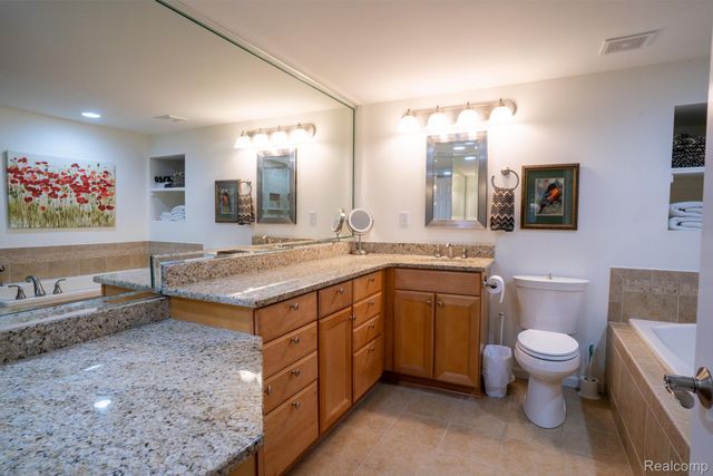 5653 Trail Side Lane 9, Hamburg Township, MI 48189