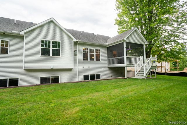 5653 Trail Side Lane 9, Hamburg Township, MI 48189