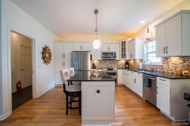 5653 Trail Side Lane 9, Hamburg Township, MI 48189