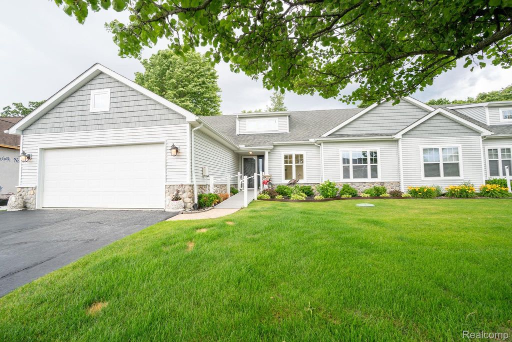 5653 Trail Side Lane 9, Hamburg Township, MI 48189