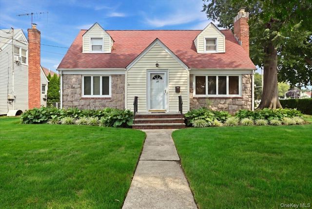 43 Scott Street, New Hyde Park, NY 11040