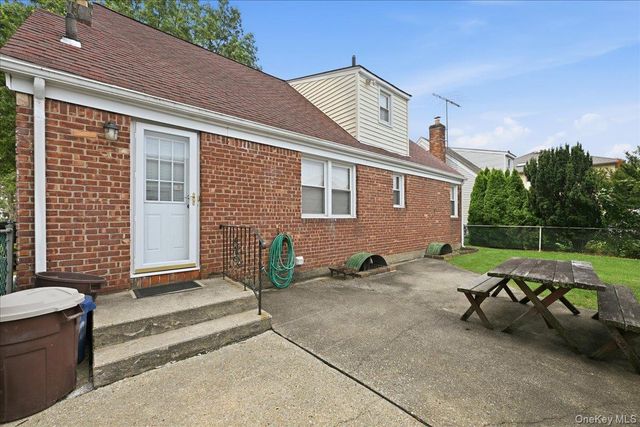 43 Scott Street, New Hyde Park, NY 11040