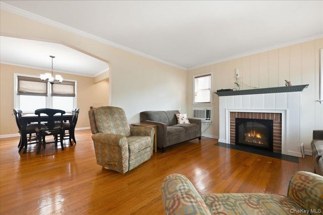 43 Scott Street, New Hyde Park, NY 11040