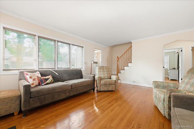 43 Scott Street, New Hyde Park, NY 11040
