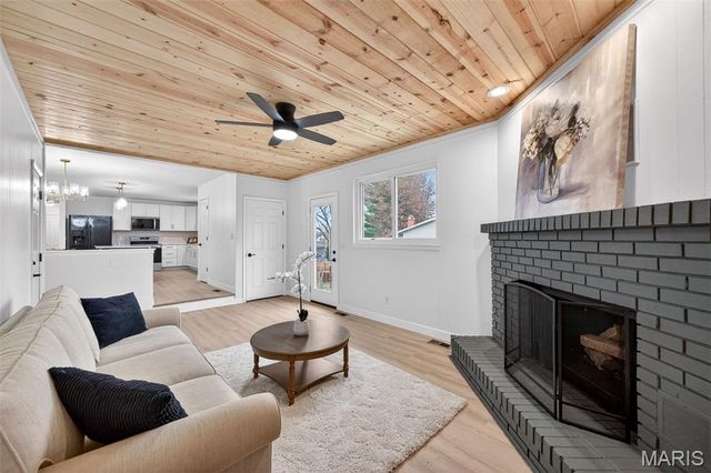 105 Hunters Ridge, St Charles, MO 63301