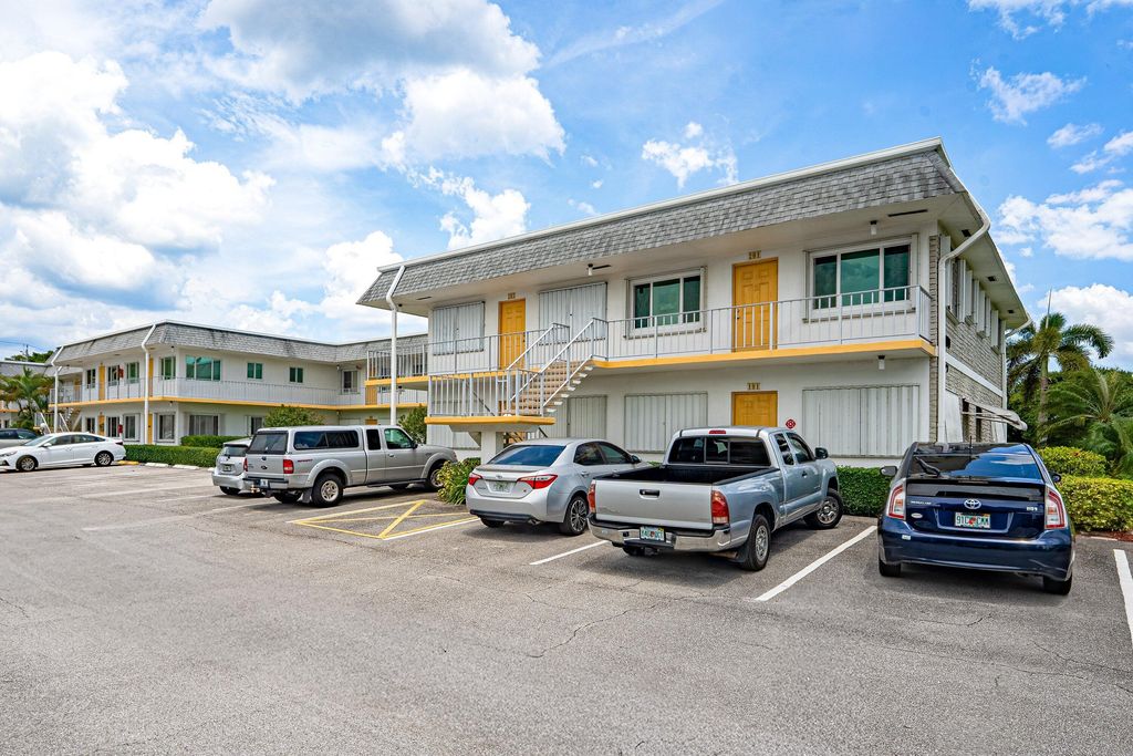 3120 LAKE OSBORNE Drive Bldg 7 Apt106, Lake Worth Beach, FL 33461