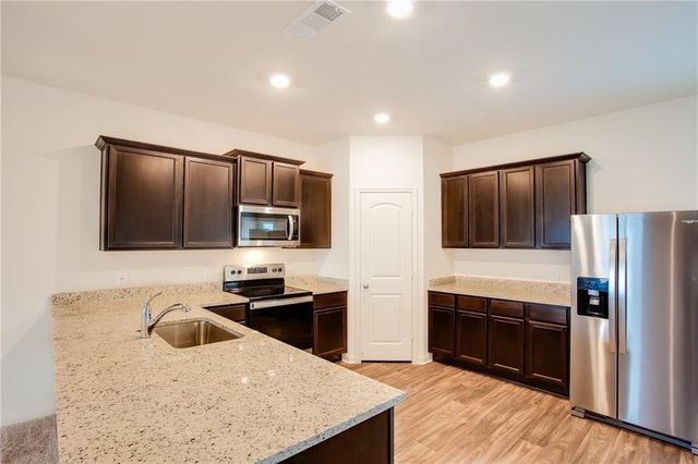 1004 Riverdale CV, Jarrell, TX 76537