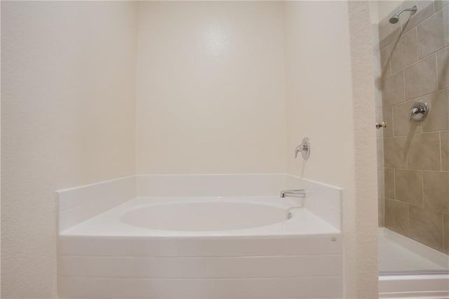 1004 Riverdale CV, Jarrell, TX 76537