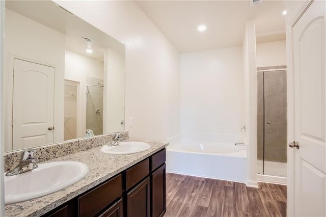 1004 Riverdale CV, Jarrell, TX 76537