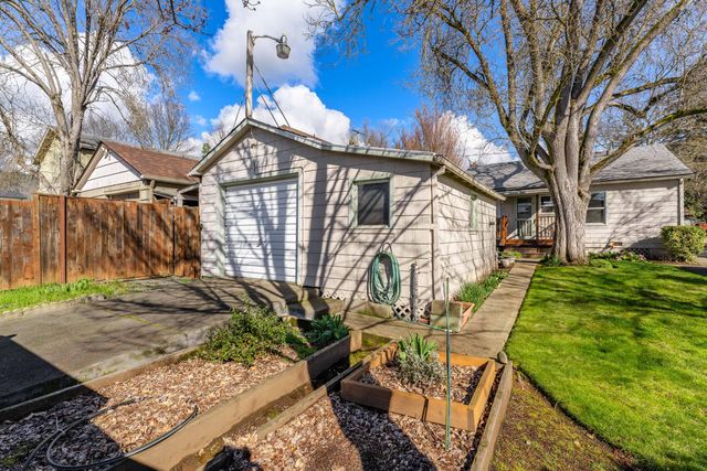 414 NE 11th Street, Grants Pass, OR 97526