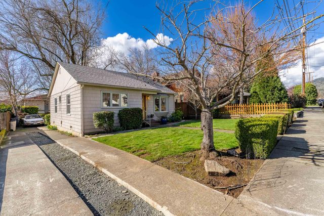 414 NE 11th Street, Grants Pass, OR 97526