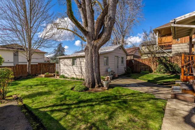 414 NE 11th Street, Grants Pass, OR 97526