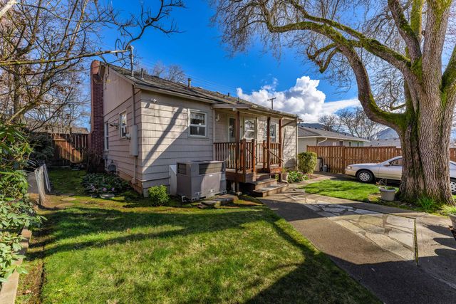 414 NE 11th Street, Grants Pass, OR 97526