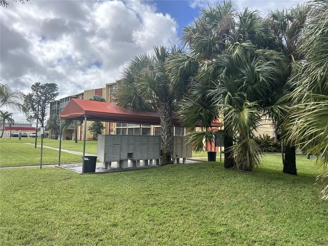 3600 NW 21st St 101, Lauderdale Lakes, FL 33311