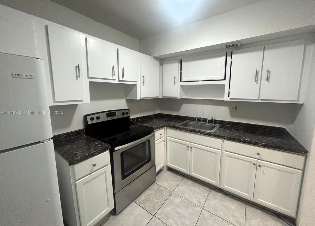 3600 NW 21st St 101, Lauderdale Lakes, FL 33311