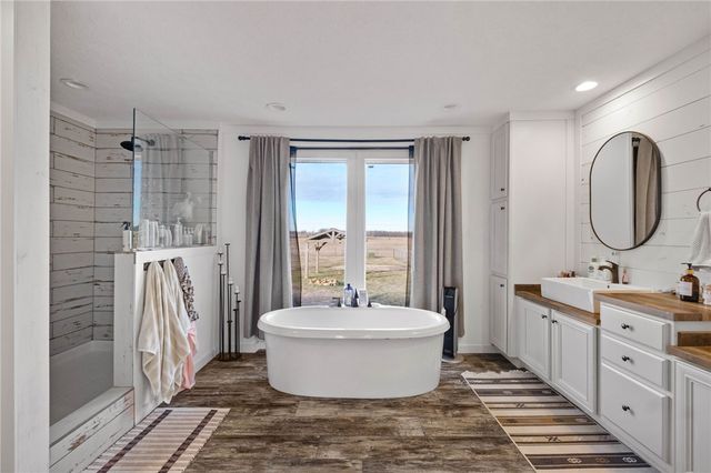 22083 Leonard Ranch Road, Gravette, AR 72736