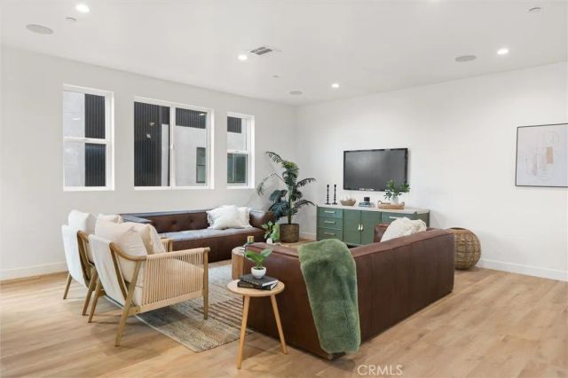 6051 N Tujunga Avenue, North Hollywood, CA 91606