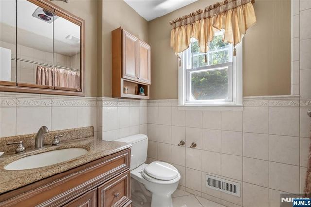 85 Page Drive, Oakland, NJ 07436