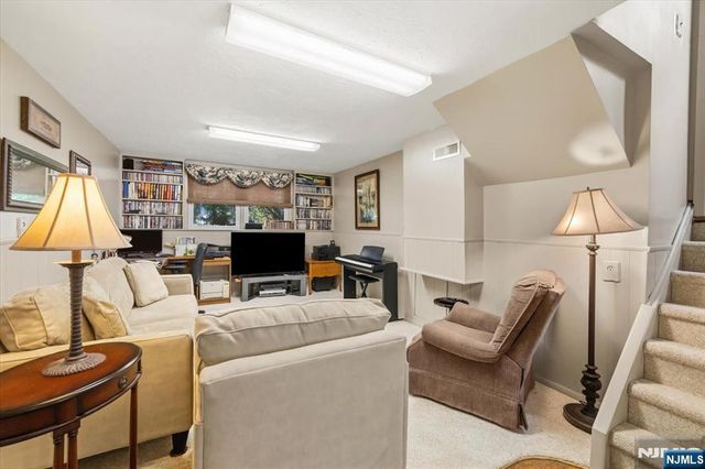 85 Page Drive, Oakland, NJ 07436