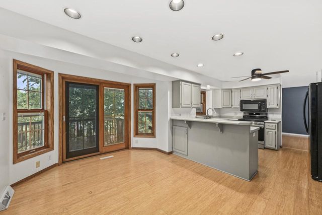 N51W16945 Fair Oak PARKWAY, Menomonee Falls, WI 53051