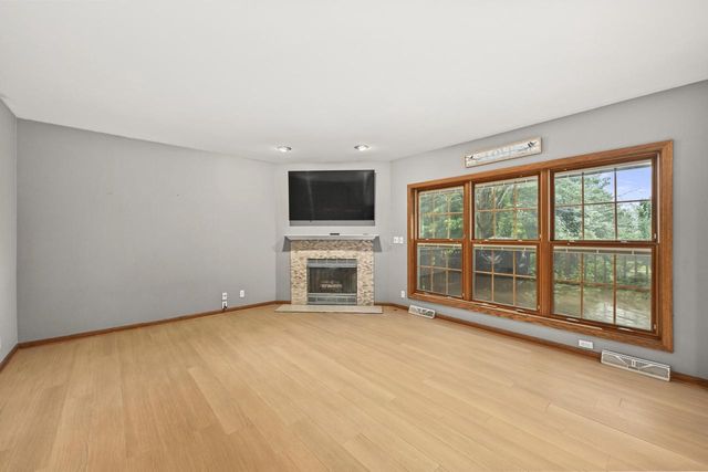 N51W16945 Fair Oak PARKWAY, Menomonee Falls, WI 53051