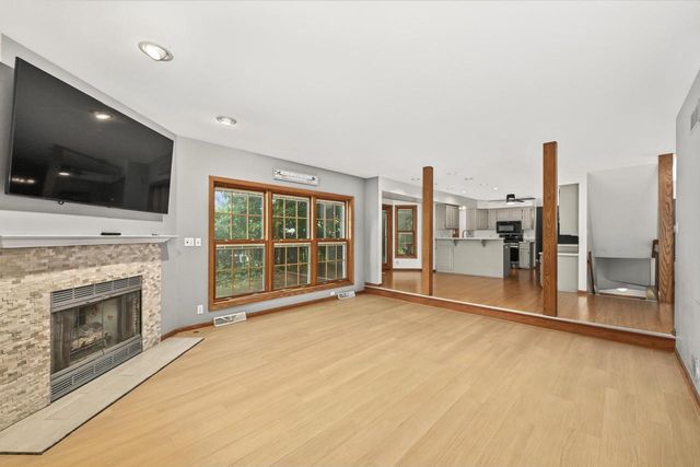 N51W16945 Fair Oak PARKWAY, Menomonee Falls, WI 53051