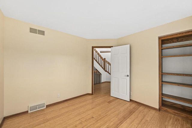 N51W16945 Fair Oak PARKWAY, Menomonee Falls, WI 53051