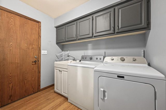 N51W16945 Fair Oak PARKWAY, Menomonee Falls, WI 53051