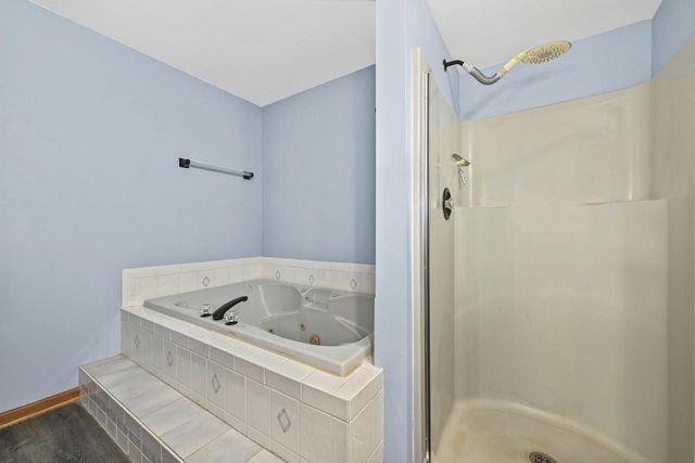 N51W16945 Fair Oak PARKWAY, Menomonee Falls, WI 53051
