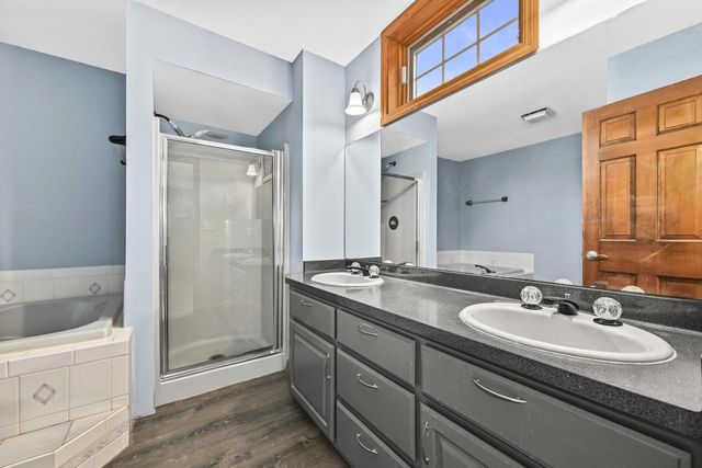 N51W16945 Fair Oak PARKWAY, Menomonee Falls, WI 53051