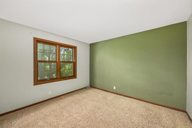 N51W16945 Fair Oak PARKWAY, Menomonee Falls, WI 53051