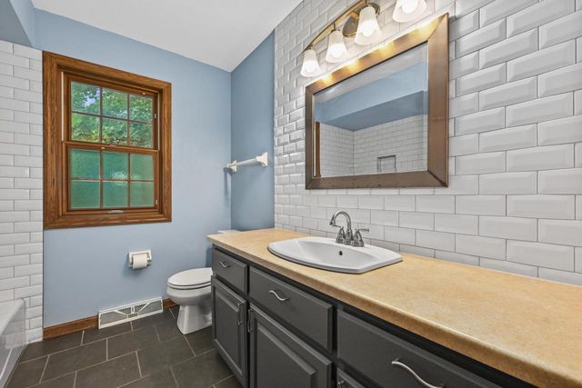 N51W16945 Fair Oak PARKWAY, Menomonee Falls, WI 53051