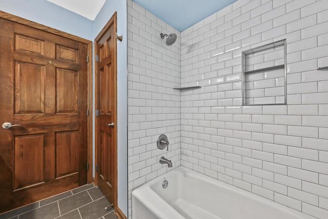 N51W16945 Fair Oak PARKWAY, Menomonee Falls, WI 53051