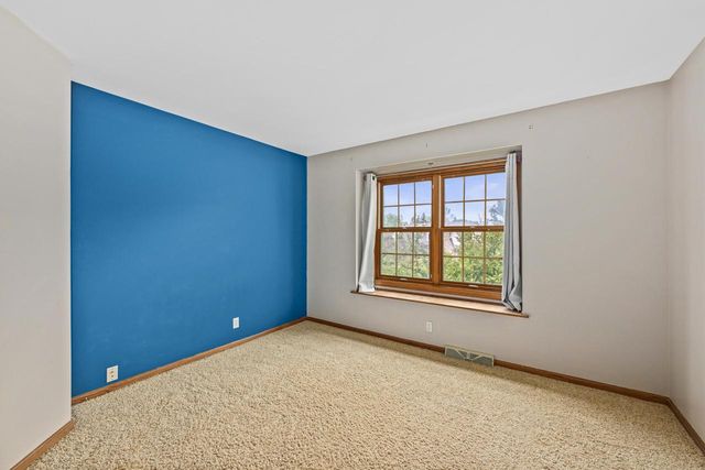 N51W16945 Fair Oak PARKWAY, Menomonee Falls, WI 53051