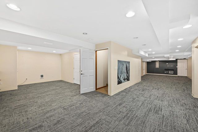 N51W16945 Fair Oak PARKWAY, Menomonee Falls, WI 53051