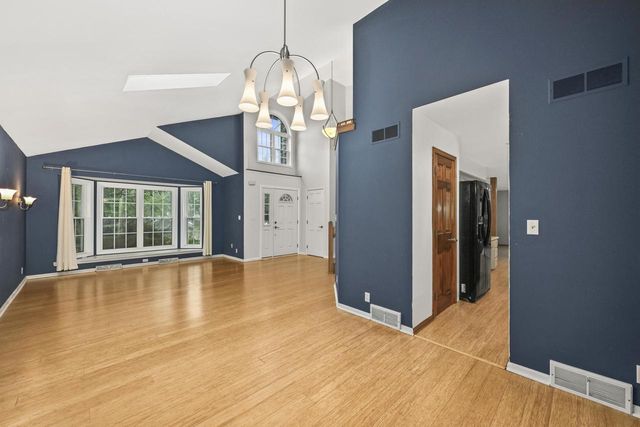 N51W16945 Fair Oak PARKWAY, Menomonee Falls, WI 53051