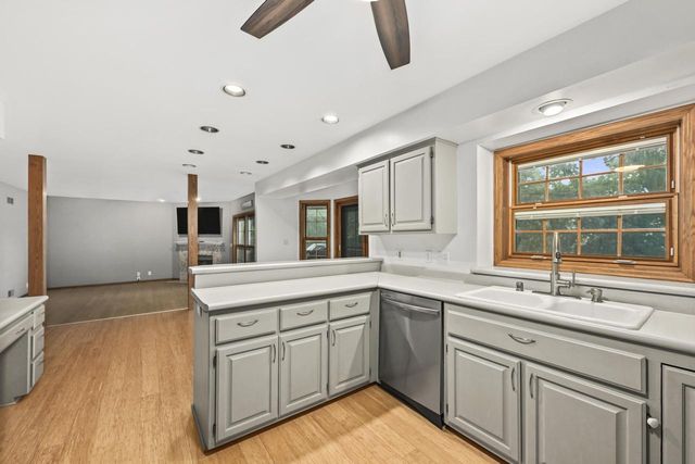 N51W16945 Fair Oak PARKWAY, Menomonee Falls, WI 53051