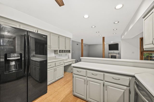 N51W16945 Fair Oak PARKWAY, Menomonee Falls, WI 53051