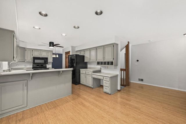 N51W16945 Fair Oak PARKWAY, Menomonee Falls, WI 53051